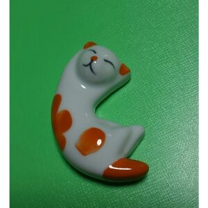 くの字寝ころび猫の箸置き　陶器製